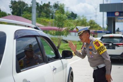 Dirlantas Polda Aceh Kombes Pol M Iqbal Alqudusy turun membantu mengurai kemacetan di gerbang tol Seulimuem karena terjadi antrean panjang akibat pengendara tak cukup saldo, Kamis (11/4)