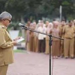 Pj Gubernur Aceh Bustami Hamzah memimpin apel perdana usai libur Idulfitri di Lingkup Setda Aceh dan BPKA di halaman Kantor Gubernur Aceh, Selasa (16/4/2024)