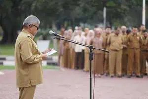 Pj Gubernur Aceh Bustami Hamzah memimpin apel perdana usai libur Idulfitri di Lingkup Setda Aceh dan BPKA di halaman Kantor Gubernur Aceh, Selasa (16/4/2024)