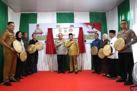 Kapolresta Banda Aceh Kombes Pol Fahmi Irwan Ramli bersama Pj Wali Kota Banda Aceh Amiruddin meluncurkan Gampong Lamteh, Ulee Kareng sebagai Kampung Bebas Narkoba ke – 17, Selasa (16/4)