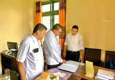 Kakankemenag Aceh Besar Saifuddin melakukan pemantauan kehadiran ASN Kemenag Aceh Besar pada hari pertama masuk kerja usai libur lebaran Idulfitri 1445 Hijriah, Selasa (16/4)