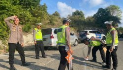 Polantas melakukan olah TKP di lokasi kecelakaan lalu lintas tunggal microbus jenis Isuzu Elf terjun ke jurang di kawasan Gampong Lamreh, Kecamatan Mesjid Raya, Aceh Besar, Senin (15/4)