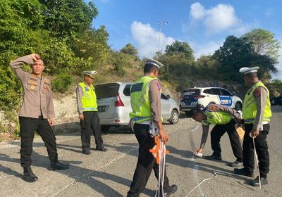 Polantas melakukan olah TKP di lokasi kecelakaan lalu lintas tunggal microbus jenis Isuzu Elf terjun ke jurang di kawasan Gampong Lamreh, Kecamatan Mesjid Raya, Aceh Besar, Senin (15/4)