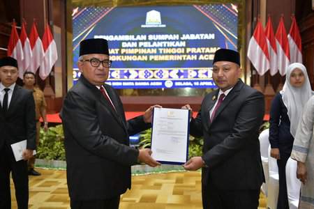 Reza Saputra dilantik sebagai Kepala Badan Pendapatan dan Keuangan Aceh (BPKA) di Anjong Mon Mata, Banda Aceh, Selasa (16/4/2024)