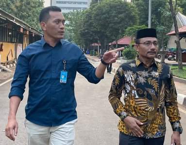 Haji Uma bersama staf ahli Muhammad Daud, menyampaikan belum memutuskan maju di Pilkada Aceh 2024