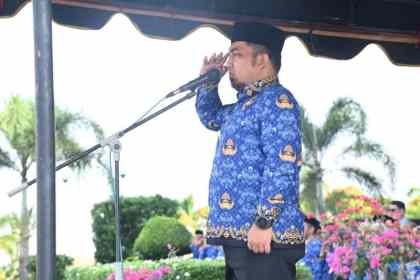 Pj Bupati Aceh Besar Muhammad Iswanto memberikan arahan dalam upacara apel gabungan di halaman Kantor Bupati Aceh Besar, Jantho, Selasa (17/4/2024)
