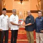 Pj Gubernur Aceh Bustam Hamzah didampingi Asisten Administrasi Umum Dr Iskandar AP, Kepala Inspektorat Aceh Jamaluddin dan Kepala BPKA Reza Saputra menerima audiensi Kakanwil DJPb Provinsi Aceh Izharul Haq di Meuligoe Gubernur Aceh, Rabu (17/4/2024)