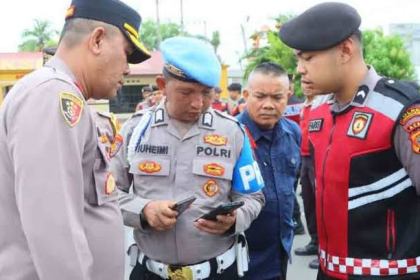 Wakapolres Lhokseumawe, Kompol Dedy Dawinsyah memeriksa HP semua anggota Sat Sabhara guna mencegah terlibat judi online, seusai apel pagi di Makopolres setempat, Jum'at, 19 April 2024