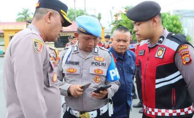 Wakapolres Lhokseumawe, Kompol Dedy Dawinsyah memeriksa HP semua anggota Sat Sabhara guna mencegah terlibat judi online, seusai apel pagi di Makopolres setempat, Jum'at, 19 April 2024