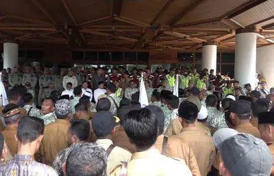 Ratusan keuchik se-Aceh yang tergabung dalam APDESI menggelar aksi unjuk rasa di halaman kantor Gubernur Aceh, Jum'at, 19 April 2024