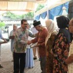 Pj Sekda Aceh Azwardi Abdullah menyerahkan piagam penghargaan purna tugas kepada pegawai RSUDZA pada Halal Bihalal Idul Fitri 1445 Hijriah di Lapangan rumah Parkir RSUDZA Banda Aceh, Sabtu (20/4)