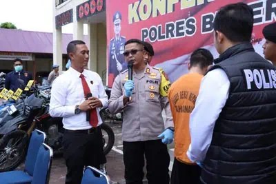 Kapolres Bener Meriah AKBP Nanang Indra Bakti memberikan keterangan pers terkait penangkapan AI (26), ayah pelaku pemerkosaan anak tiri usia 8 tahun, Senin (22/4)