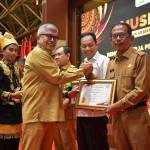 Pj Gubernur Aceh Bustami Hamzah menyerahkan Anugerah Prof A. Majid Ibrahim 2024 Ketegori Kabupaten Terbaik 1 Pidie Jaya, Terbaik 2 Bireuen dan Terbaik 3 Aceh Barat pada pembukaan Musrembang Aceh Tahun 2024 dalam rangka Penyusunan RKPA Tahun 2024 di Anjong Mon Mata, Banda Aceh, Senin (22/4/2024).