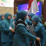 Pj Ketua TP PKK Aceh Mellani Subarni menyematkan selempang Posyandu kepada Pj Ketua Pembina Posyandu Aceh Besar Cut Rezky Handayani, usai pengukuhan ldi Anjong Mon Mata Pendopo Gubernur Aceh, Rabu (24/4)