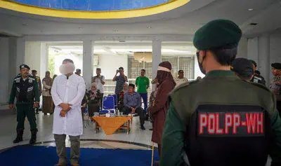 Dua pasangan bukan mahram yang terbukti melakukan ikhtilath menjalani eksekusi hukuman cambuk di Taman Bustanussalatin atau Taman Sari, Banda Aceh, Kamis (25/4/2024)