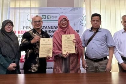 Ketua BMA Mohammad Haikal bersama Ketua Sakinah Finance, Murniati Mukhlisin melakukan penandatanganan MoU literasi ekonomi dan keuangan syariah, kewirausahaan, program taawun serta keagamaan Islam bagi 1000 penyandang disabilitas duafa
