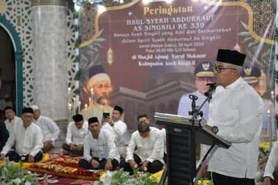 Pj Gubernur Aceh Bustami Hamzah bersama Ketua DPRA Zulfadli, Pj Bupati Aceh Singkil Azmi menghadiri peringatan Haul ke-339 Syekh Abdurrauf As Singkili di Masjid Agung Nurul Makmur Aceh Singkil, Jum'at malam (26/4/2024)