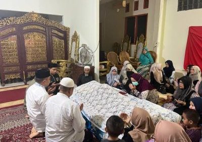Pj Bupati Aceh Besar Muhammad Iswanto mendoakan almarhum Thantawi Ishak saat bertakziah ke rumah duka