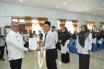 Pj Gubernur Aceh Bustami Hamzah melantik sekaligus menyerahkan SK PPPK Pemerintah Aceh di aula Pendopo Bupati Aceh Tengah, Senin (29/4/2024)