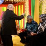 Pj Gubernur Aceh Bustami Hamzah bersama Wali Nanggroe Aceh Malik Mahmud Al Haytar dan tokoh Aceh lintas sektor yang tergabung dalam organisasi Aceh Meupakat-Meuseuraya menghadiri Halal Bihalal dan Silaturahmi yang digelar di Rumoh Aceh milik Sulaiman Abda, di kawasan Tibang,, Banda Aceh Rabu (1/5)