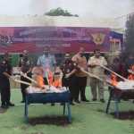 Kakanwil Ditjen Bea Cukai Aceh Safuadi memimpin pemusnahan rokok ilegal secara simbolis di halaman belakang Kantor Bea Cukai Aceh di Banda Aceh, Kamis (2/5/2024)