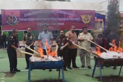 Kakanwil Ditjen Bea Cukai Aceh Safuadi memimpin pemusnahan rokok ilegal secara simbolis di halaman belakang Kantor Bea Cukai Aceh di Banda Aceh, Kamis (2/5/2024)