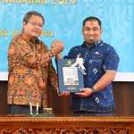 Kepala BPK RI Perwakilan Provinsi Aceh Rio Tirta menyerahkan opini Wajar Tanpa Pengecualian (WTP) atas Laporan Keuangan Pemerintah Daerah (LKPD) tahun 2023 kepada Pj Bupati Aceh Besar Muhammad Iswanto, Kamis pagi (2/5/2024)