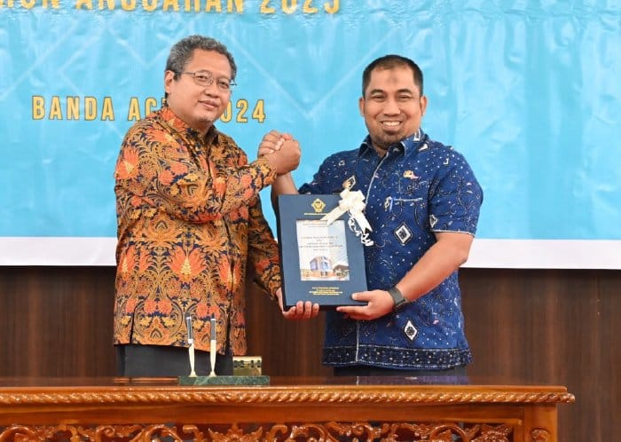 Kepala BPK RI Perwakilan Provinsi Aceh Rio Tirta menyerahkan opini Wajar Tanpa Pengecualian (WTP) atas Laporan Keuangan Pemerintah Daerah (LKPD) tahun 2023 kepada Pj Bupati Aceh Besar Muhammad Iswanto, Kamis pagi (2/5/2024)