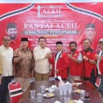 Ketua DPD I Partai Golkar Aceh TM Nurlif saat mendaftarkan diri sebagai Calon Wakil Gubernur (Cawagub) pendamping Muzakir Manaf atau Mualem melalui Partai Aceh, Jum'at (3/5)