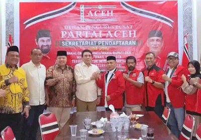 Ketua DPD I Partai Golkar Aceh TM Nurlif saat mendaftarkan diri sebagai Calon Wakil Gubernur (Cawagub) pendamping Muzakir Manaf atau Mualem melalui Partai Aceh, Jum'at (3/5)