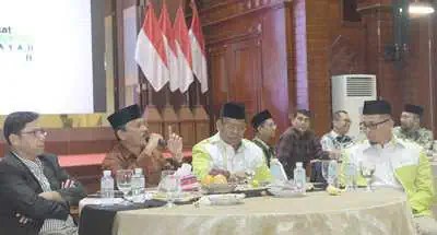 Asisten II Sekda Aceh Mawardi didampingi Ketua MES Aceh Aminullah Usman memberikan sambutan sekaligus narasumber Talkshow Masyarakat Ekonomi Syariah Aceh di Anjong Mon Mata Mata Banda Aceh, Sabtu (4/5/2024)
