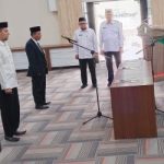 Kakanwil Kemenag Aceh Azhari melantik Amirullah dan Saifullah sebagai Kepala dan Kasubbag TU Kemenag Aceh Jaya di aula kanwil, Selasa, 7 Mei 2024. (Foto: Dok. Humas Kemenag Aceh)