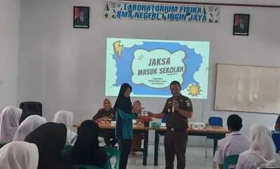 Tim Jaksa Masuk Sekolah (JMS) Kejati Aceh melakukan kunjungan ke SMA Negeri 1 Ingin Jaya, Aceh Besar, Selasa, 7 Mei 2024. (Foto: Dok. Kejati Aceh)