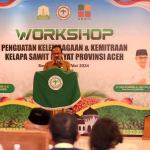 Asisten II Setda Aceh Ir Mawardi menyampaikan sambutan sekaligus membuka Workshop Penguatan kelembagaan dan kemitraan kelapa sawit rakyat Provinsi Aceh, di Hotel Grand Arabia Banda Aceh, Selasa, 6 Mei 2024. (Foto: Dok. Biro Adpim Setda Aceh)