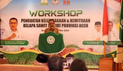 Asisten II Setda Aceh Ir Mawardi menyampaikan sambutan sekaligus membuka Workshop Penguatan kelembagaan dan kemitraan kelapa sawit rakyat Provinsi Aceh, di Hotel Grand Arabia Banda Aceh, Selasa, 6 Mei 2024. (Foto: Dok. Biro Adpim Setda Aceh)