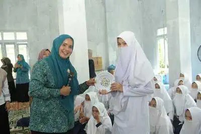 Pj Ketua Tim Penggerak PKK Aceh Mellani Subarni mengajak santri mengonsumsi Pangan Beragam, Bergizi, Seimbang dan Aman (B2SA), di Dayah Ruhul Falah Samahani, Kecamatan Kuta Malaka, Aceh Besar, Selasa (7/5). (Foto. Dok. PKK Aceh)