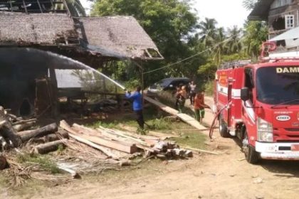 Petugas Damkar BPBD Aceh Besar memadamkan api yang membakar satu unit dapur batu bata di Desa Lam Ujong, Baitussalam, Aceh Besar, Selasa (7/5/2024). (Foto: Dok. Damkar BPBD Aceh Besar)