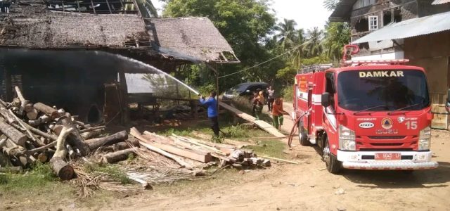 Petugas Damkar BPBD Aceh Besar memadamkan api yang membakar satu unit dapur batu bata di Desa Lam Ujong, Baitussalam, Aceh Besar, Selasa (7/5/2024). (Foto: Dok. Damkar BPBD Aceh Besar)
