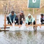Wamenkominfo RI Nezar Patria bersama Pj Gubernur Aceh Bustami Hamzah menabrak benih udang dalam acara kick off program pengembangan dan pemberdayaan petambak dengan teknologi eFishery, di Resto Kuala Village Banda Aceh, Rabu (8/5/2024)