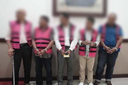 JPU pada Kejari Aceh Tengah melakukan penahanan terhadap lima tersangka korupsi pembangunan RS Regional Wilayah Aceh Tengah di Rutan Kelas II Banda Aceh di Kajhu, Aceh Besar, Rabu (8/5). (Foto: Dok. Penkum Kejati Aceh)