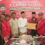 Iskandar Usman Al-Farlaky dan T Zainal Abdin saat mendaftar sebagai Bakal Calon Bupati dan Wakil Bupati Aceh Timur ke DPP Partai Aceh, di Banda Aceh Rabu (8/5). (Foto: For Info Aceh)