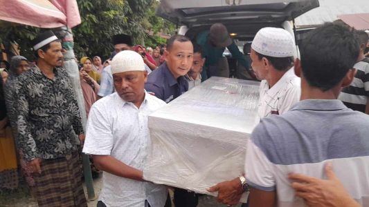 Pemulangan jenazah almarhumah Darmawati (46) saat tiba di Desa Pucok Alue Kecamatan Cot Girek, Aceh Utara