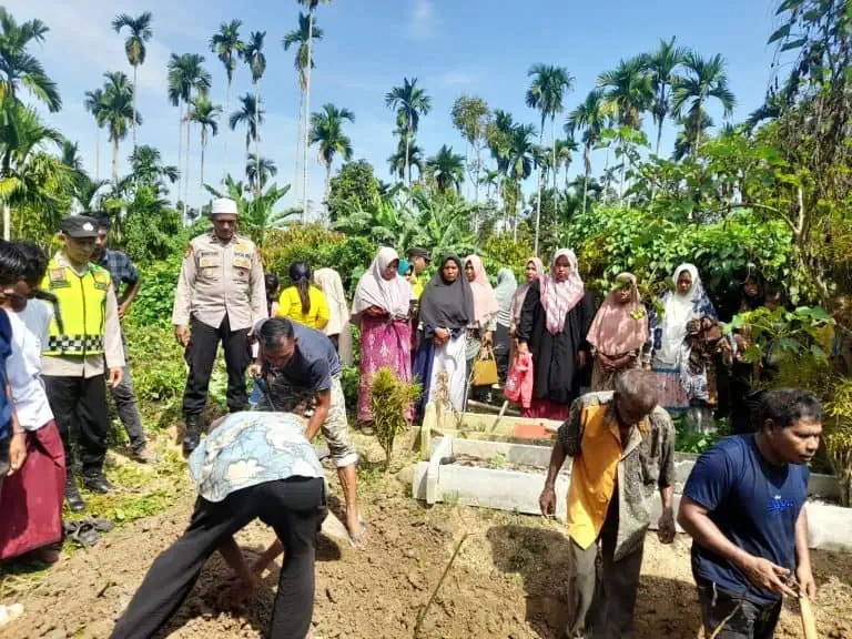 Pemakaman jenazah pencari madu hutan yang jatuh dari pohon di pedalaman hutan Gampong Peureupok Kecamatan Paya Bakong, Aceh Utara. (Foto: Dok. Polsek Paya Bakong)