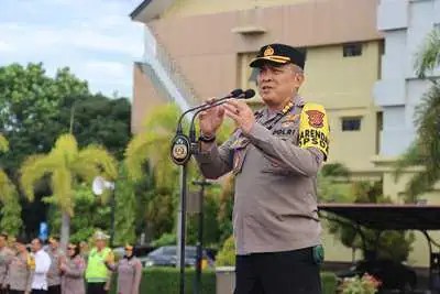 Karo Ops Polda Aceh Kombes Pol Heri Heriyandi saat memimpin apel pagi di lapangan depan Mapolda Aceh, Senin (13/5). (Foto: For Infoaceh.net)