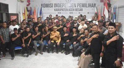 KIP Aceh Besar menerima penyerahan dokumen syarat dukungan pasangan calon bupati Aceh Besar jalur independen Muharram Idris – Syukri A Jalil dikantor KIP Aceh Besar, Ahad malam (12/5/2024), pukul 23.03 WIB. (Foto: Dok. KIP Aceh Besar)