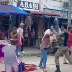 Bentrokan terjadi saat Satpol PP-WH melakukan penetiban PKL di kawasan Jln Tgk Chik Pante Kulu, Senin (13/5/2024). (Foto: For Info Aceh)