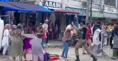 Bentrokan terjadi saat Satpol PP-WH melakukan penetiban PKL di kawasan Jln Tgk Chik Pante Kulu, Senin (13/5/2024). (Foto: For Info Aceh)