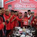 Ketua DPW Partai Aceh Kabupaten Pidie Sarjani Abdullah saat mendaftar calon bupati Pidie di kantor DPP Partai Aceh di kawasan Batoh Banda Aceh, Senin (13/5). (Foto: Dok. Info Aceh)