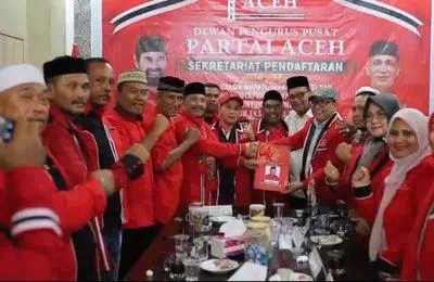 Ketua DPW Partai Aceh Kabupaten Pidie Sarjani Abdullah saat mendaftar calon bupati Pidie di kantor DPP Partai Aceh di kawasan Batoh Banda Aceh, Senin (13/5). (Foto: Dok. Info Aceh)