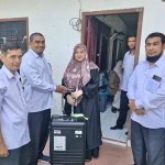 Kemenag Aceh Besar mendistribusikan koper, buku panduan manasik haji dan umrah, alat pelindung diri, panduan khusus lansia dan kumpulan zikir dan doa untuk para jamaah haji asal Aceh Besar, Selasa (14/5). (Foto: Dok. Kemenag Aceh Besar)